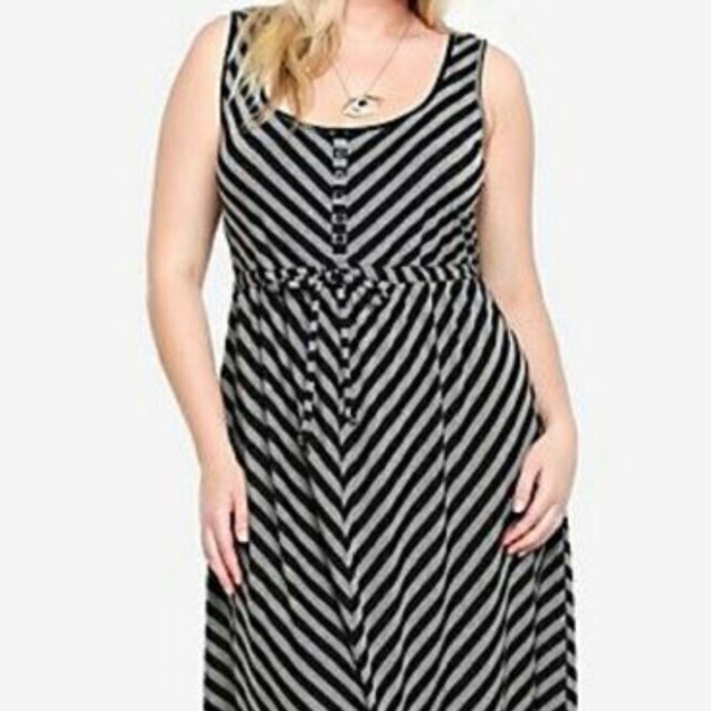 Torrid Black/Grey Chevron High-Low Maxi size 1